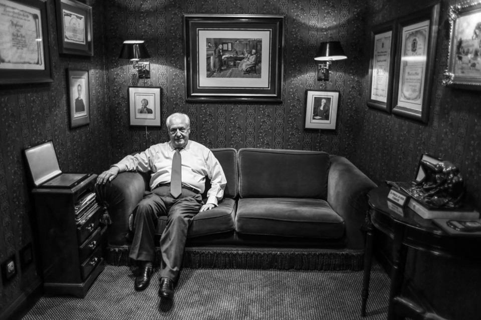 Dotti em seu escritório, no Centro de Curitiba. | Daniel Castellano/Gazeta do Povo