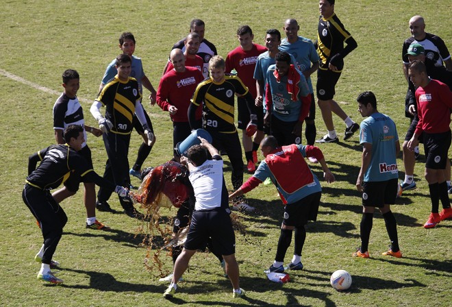 Muita união e descontração no último treino do Operário Ferroviário de Ponta Grossa antes da decisão. A equipe aproveitou para comemorar o aniversário do jogador Matheus Lima (centro) | Jonathan Campos/Gazeta do Povo