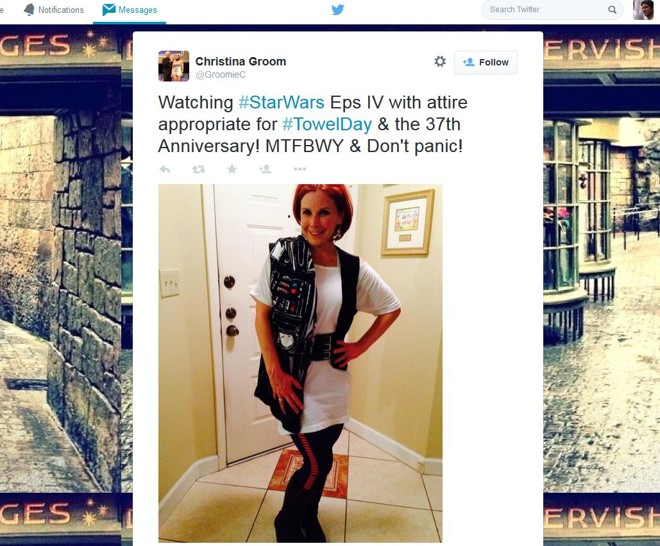 Usuária do Twitter publica foto usando a toalha como acessório. “Assistindo #StarWars Eps IV com vestimentas adequadas para #TowelDay” | 