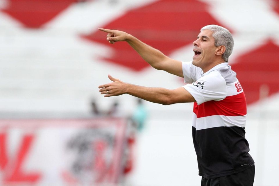O técnico Ricardinho promete não aliviar a barra para o Paraná no duelo desta sexta-feira, no Recife. | Marlon Costa/Futura Press/Folhapress