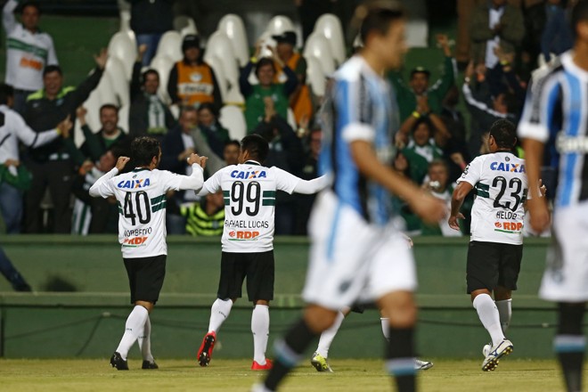 Norberto, Rafhael Lucas e Ruy , do Coritiba, comemoram o gol contra de Erazo, do Grêmio | Antônio More/Gazeta do Povo