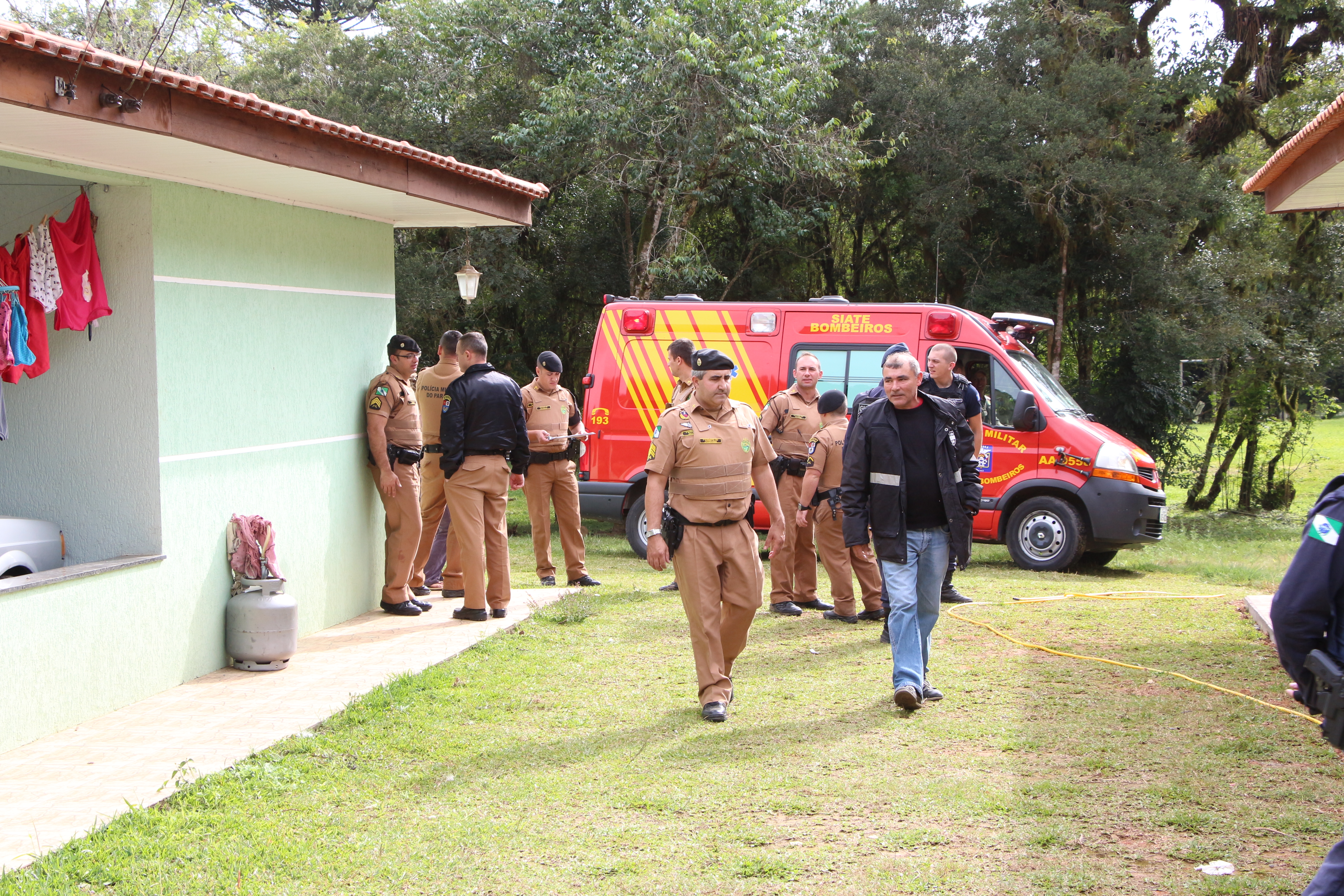 Casa onde três adolescentes se refugiaram em Campo Largo; após troca de tiros com policiais, dois jovens foram mortos | Atila Alberti/Tribuna do Paraná