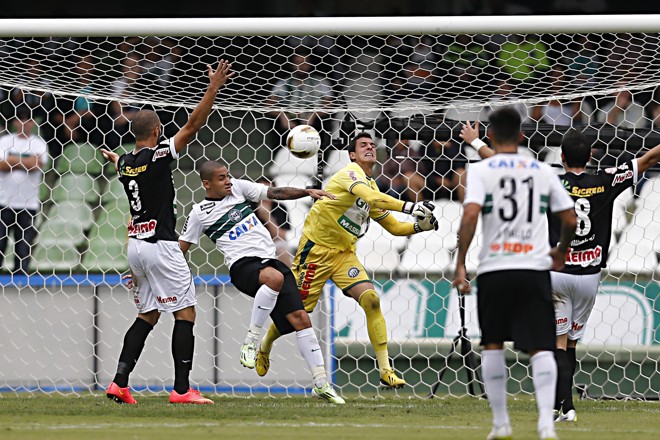 Goleiro Jhonatan divide com Wellington Paulista. | Albari Rosa/Gazeta do Povo