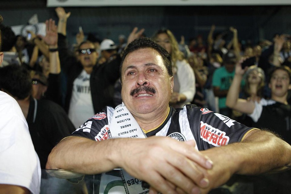Torcedor do Operário se emociona ao ver o Fantasma ser campeão paranaense pela primeira vez. | Jonathan Campos/Gazeta do Povo