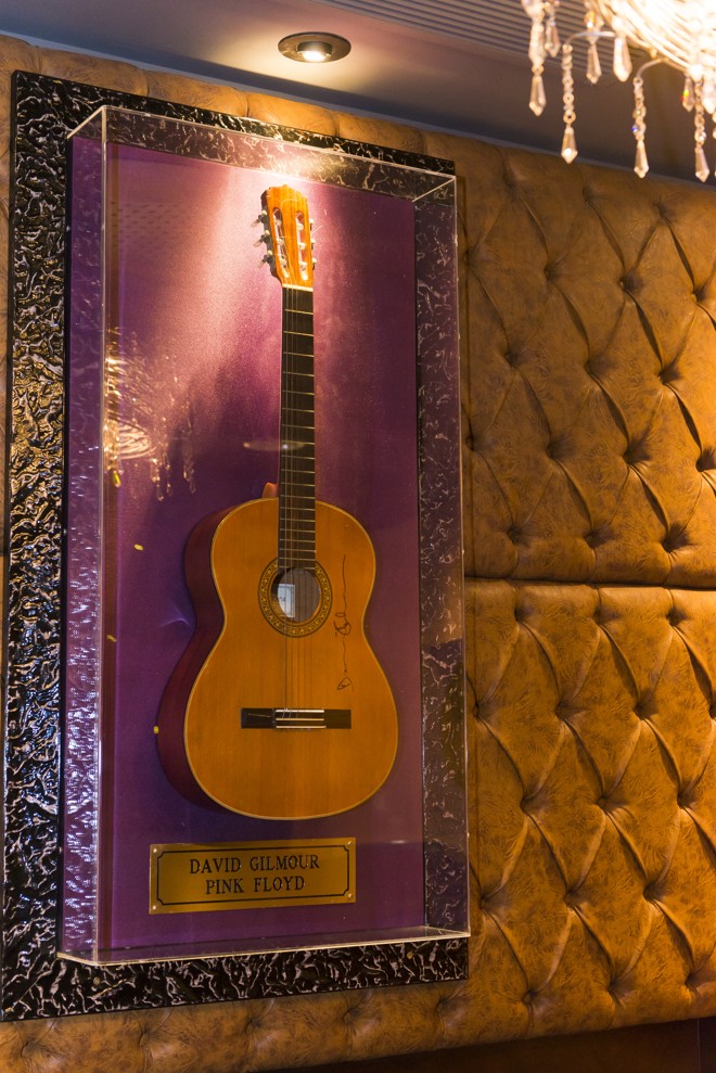 Violão de David Gilmour, do Pink Floyd. | Fred Kendi/Gazeta do Povo