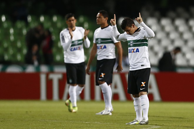 Ruy, com os braços levantados, pede por um bom jogo antes do apito inicial. Deu certo. | Felipe Rosa/TRIBUNA DO PARANA