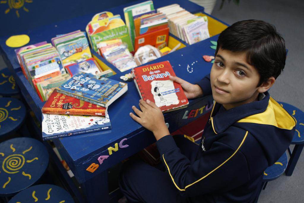 Kauã, de 9 anos, mantém o hábito da leitura como um prazer, e não como uma obrigação. | Aniele Nascimento/Gazeta do Povo