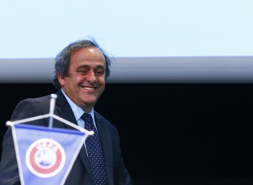 Platini otimista: “Sim, acho que Blatter pode ser vencido. Antes de tudo que ocorreu ontem, não, mas depois disso, sim. É demais! É demais! “ | RUBEN SPRICH/REUTERS