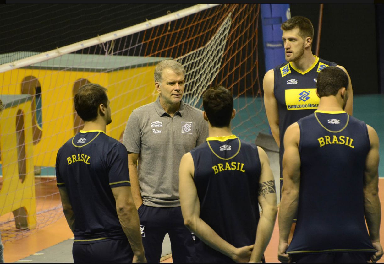 Bernardinho comanda treino da seleção de vôlei: treinador não estará no banco nos primeiros jogos da Liga Mundial. | Divulgação CBV/