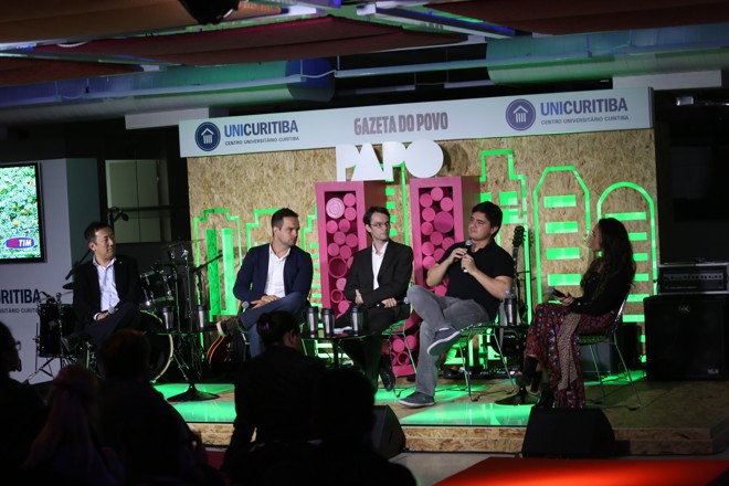 Debate reuniu o professor Alberto Johwan Oh, coordenador do curso de Administração do Centro Universitário Curitiba (UniCuritiba), Diego Costa, executivo de O Boticário, o jornalista Guido Orgis, editor-executivo da Gazeta do Povo, Aléssio Alionço, fundador da Pipefy e Emanuella Deconto, fundadora da Rethink. | Pedro Serapio/Gazeta do Povo