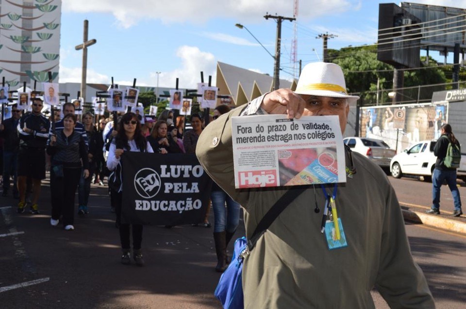 Ubirajara Indígena do Brasil protestou solitário contra a greve dos professores em meio à manifestação realizada para lembrar o confronto do dia 29 de abril. | Luiz Carlos da Cruz/Gazeta do Povo