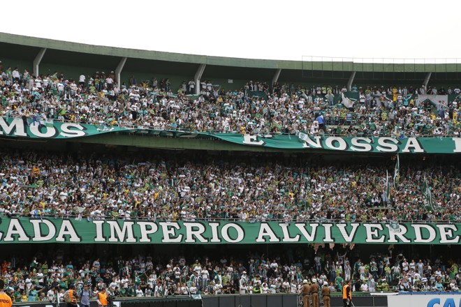 Torcida coxa-branca lotou a arquibancada atrás de um dos gols do Couto Pereira. | Albari Rosa/Gazeta do Povo