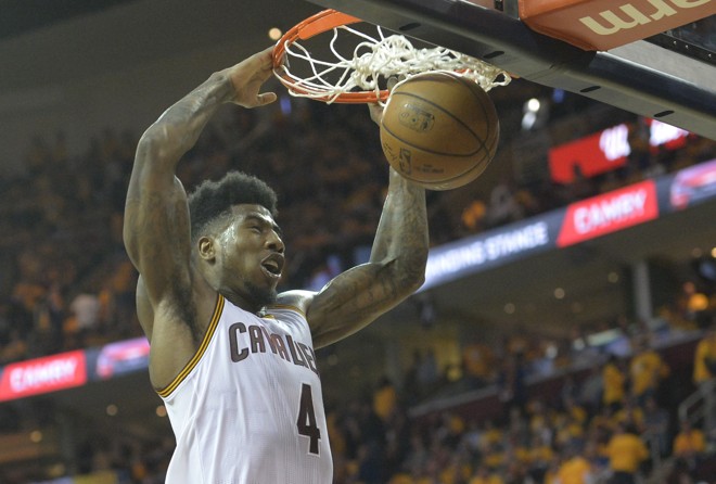 ABRE O OLHO – Iman Shumpert é um mistério. Não há um consenso se o camisa 4, ex-New York Knicks, é um bom jogador ou tem um bom empresário. Mas ele certamente tem seus dias. Nesta segunda-feira, começou como titular do Cavs e marcou 22 pontos. Nesse lance, porém, fez lembrar aquela típica orientação do futebol: cabeçada tem de ser com o olho aberto. Shumpert foi pra enterrada com os olhos fechados, ou quase. Bom, deu certo. | David Richard/USA Today Sports