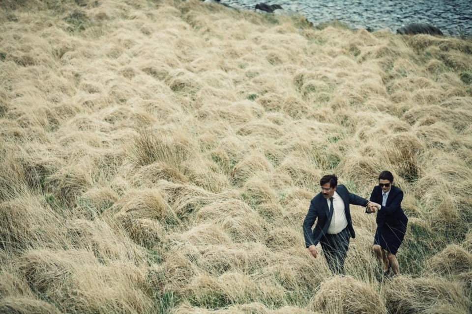 Cena de The Lobster, “A lagosta”, que Lanthimos apresentou em Cannes neste ano, falado em inglês e com Colin Farrell e Rachel Weisz. | Divulgação/