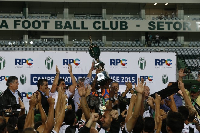 Entrega da taça para o Operário. | Albari Rosa/Gazeta do Povo