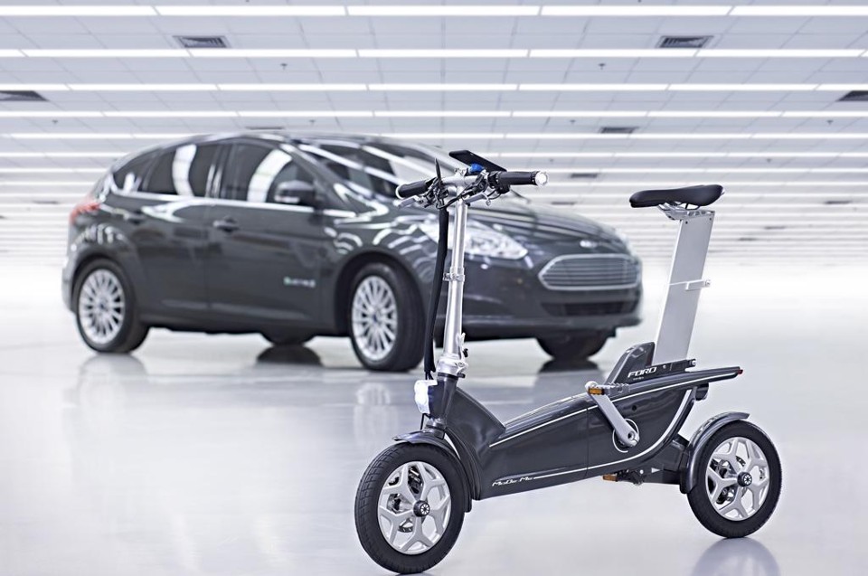 Bicicleta elétrica e dobrável alcança até 25 km/h. Marca tem ainda projeto de carros compartilhados para grandes cidades. | Fotos: Divulgação/Ford