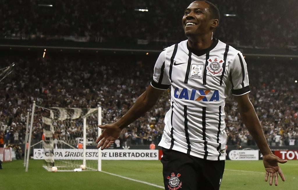 Junto com o Internacional, o Corinthians, de Elias, é amplo favorito a conquistar uma vaga na Libertadores de 2016. | Miguel Schincariol/Folhapress