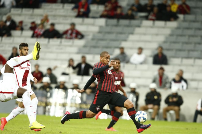Walter aproveita o cruzamento para dar um toque de primeira e balançar as redes | Hugo Harada/Gazeta do Povo
