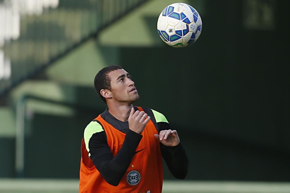Paulinho já teve o nome regularizado na CBF e pode estrear pelo Coritiba contra o Sport, na Ilha do Retiro, no domingo. | Felipe Rosa/Tribuna