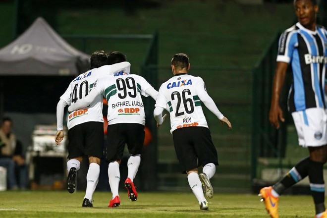 Norberto, Rafhael Lucas e Ruy , do Coritiba, comemoram o gol contra de Erazo, do Grêmio. | Antônio More/Gazeta do Povo