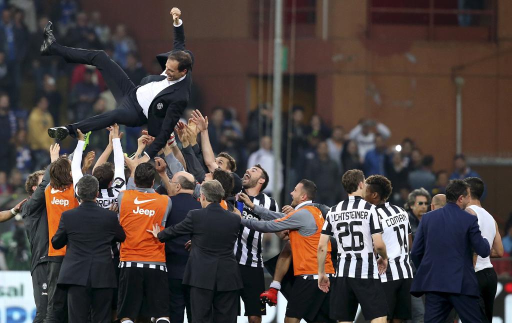 O técnico da Juventus Massimiliano Allegri é jogado para o alto pelos jogadores durante comemoração do tetracampeonato | STEFANO RELLANDINI/REUTERS
