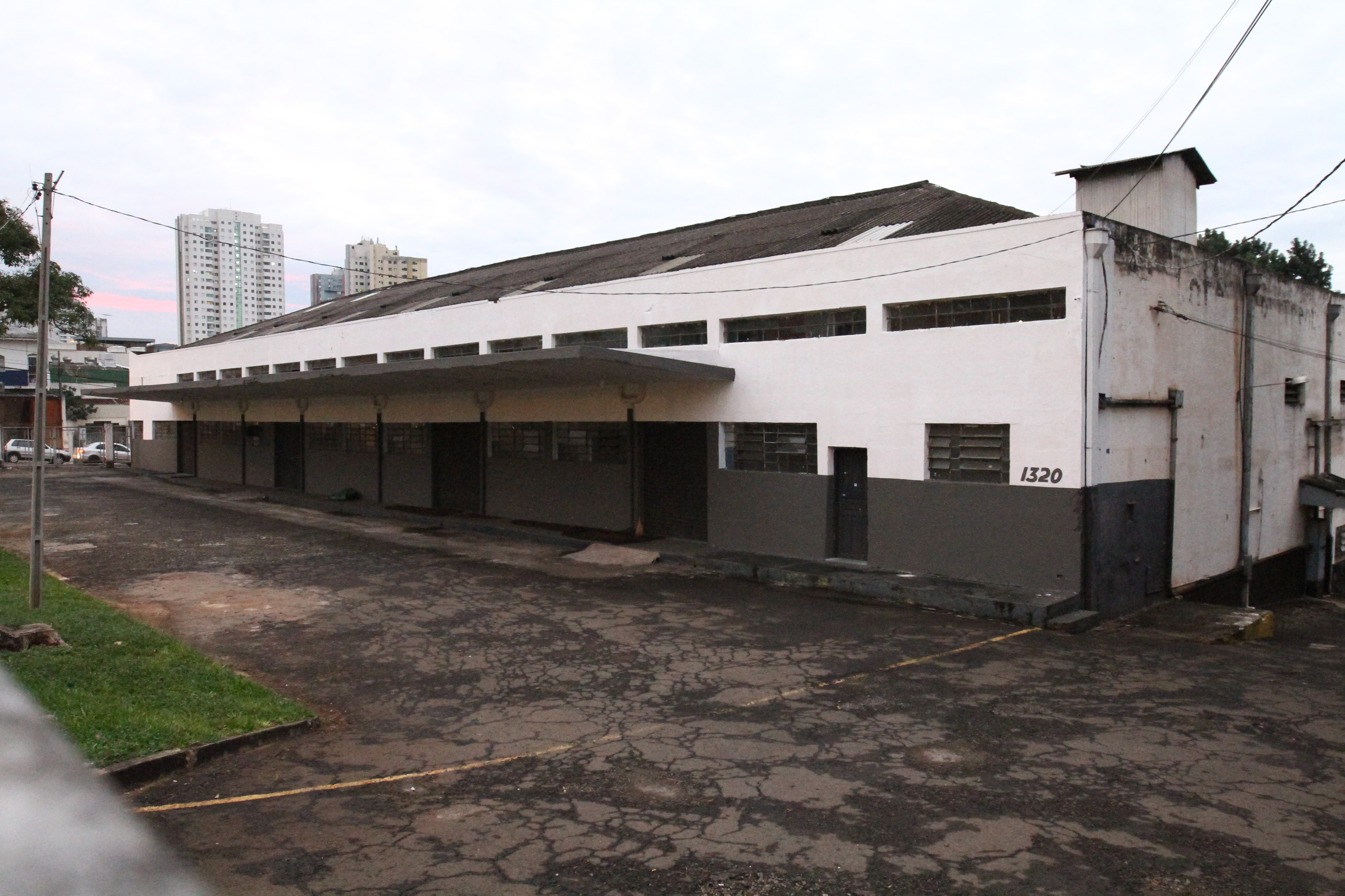 Barracão em que funcionou o comitê de Richa em Londrina: endereço coincide com o queconsta da nota fiscal que comprovaria que o delator do esquema comprou divisórias de madeira. | Gilberto Abelha/Jornal de Londrina