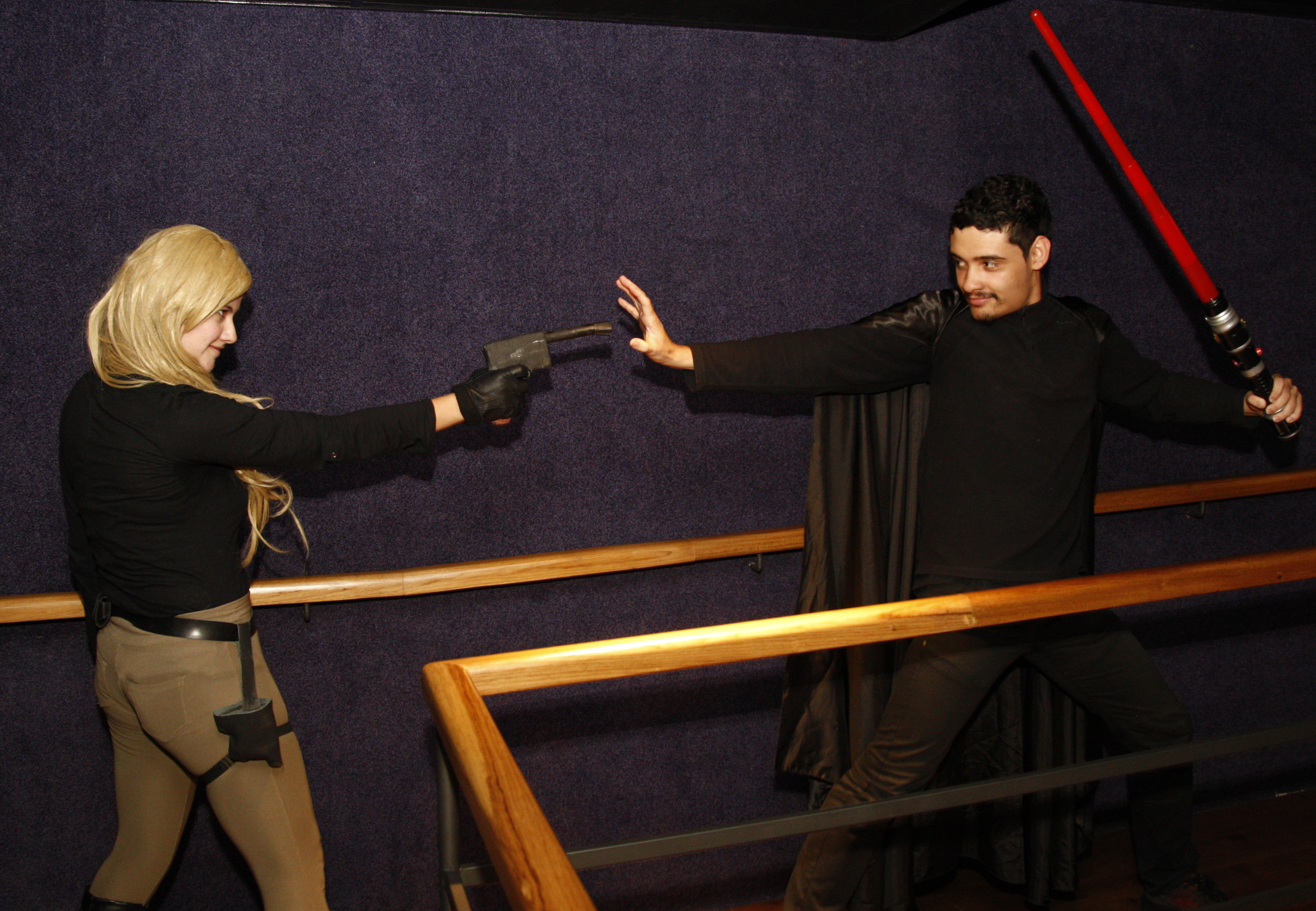 Yasmin de Carvalho e Ivan Verite simulam luta com seus personagens: Luke Skywalker versão feminina e guerreiro Sith | Pedro Serapio/Gazeta do Povo