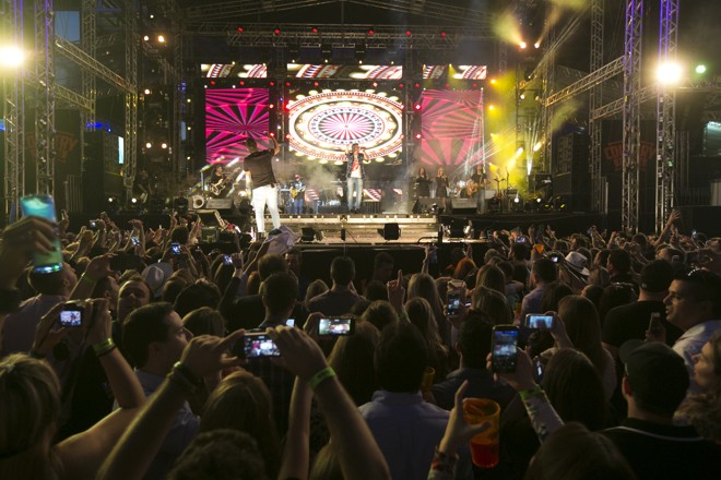Fãs registram todos os momentos do show. | Brunno Covello/Gazeta do Povo