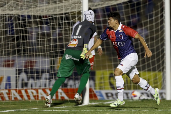 Fernando Viana corre para comemorar seu gol: momento em que ele era o herói da partida. | Henry Milleo/Gazeta do Povo