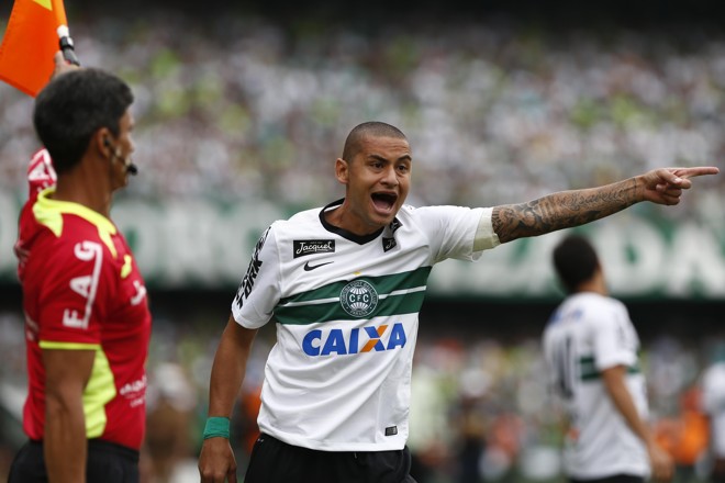 Wellington Paulista reclama da arbitragem. | Albari Rosa/Gazeta do Povo