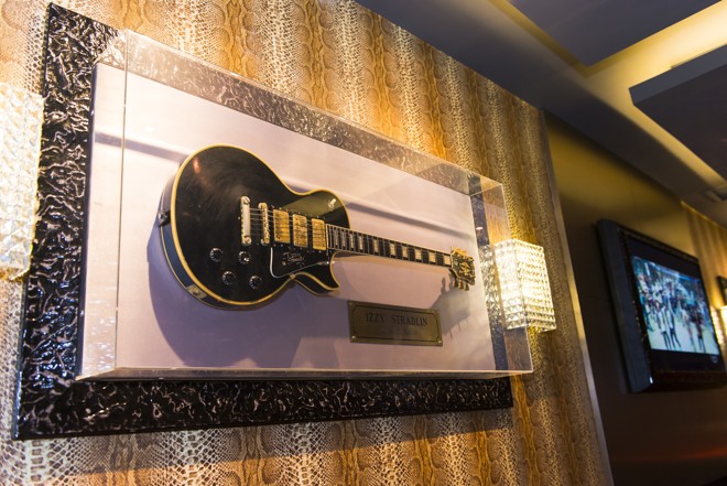 Guitarra de IzzyStradlin, do Guns’n Roses. | Fred Kendi/Gazeta do Povo