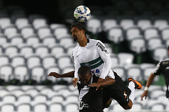 Zagueiro Leandro Silva, do Coritiba, sobe para espantar o perigo da Ponte Preta | Felipe Rosa/TRIBUNA DO PARANA