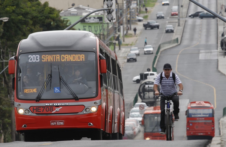 Maiores cidades do Paraná não têm plano de mobilidade concluído BRT no eixo Norte-Sul de Curitiba. Sistema está saturado nesta parte de capital e é um exemplo da necessidade de um novo plano de mobilidade para a cidade. | Aniele Nascimento/Gazeta do Povo