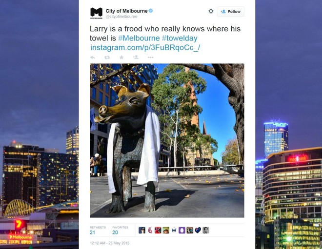 Cidade de Melbourne, na Austrália, publica foto de toalha em monumento. | 