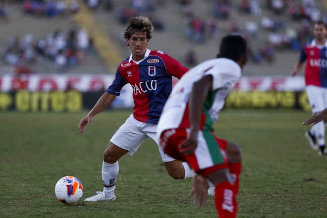 Eder tenta uma arrancada ao campo de ataque. | Henry Milleo/Gazeta do Povo