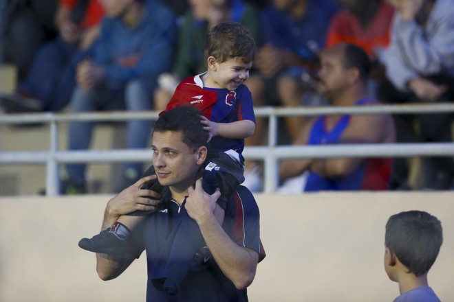 Torcedor do Paraná aproveitou a tarde de sol no sábado para levar o pequeno menino ao estádio. | Henry Milleo/Gazeta do Povo