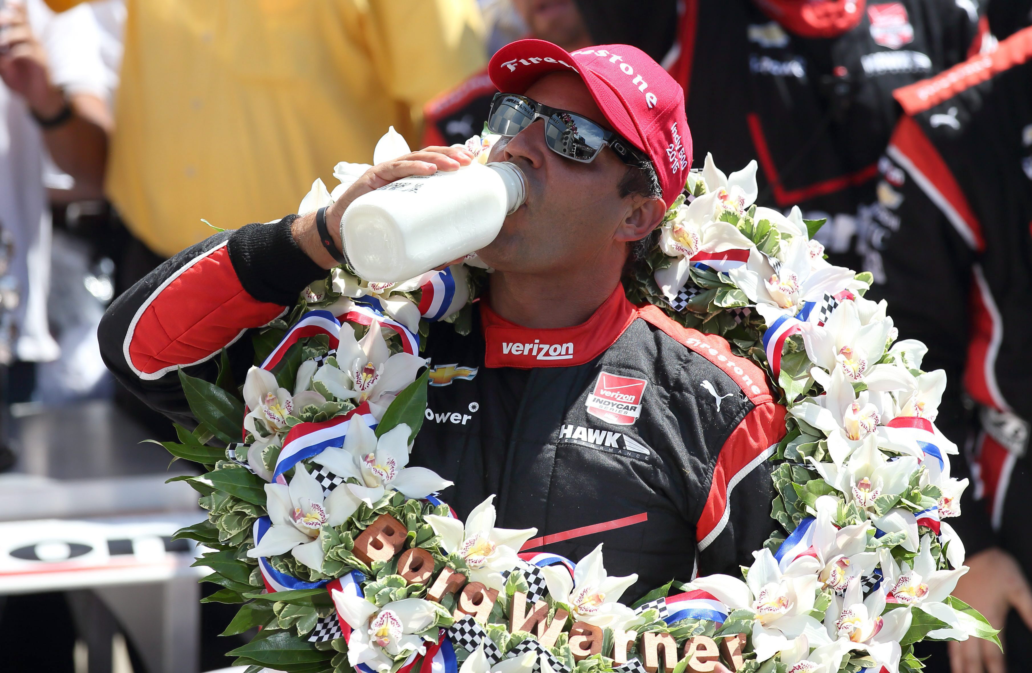 O colombiano Juan Pablo Montoya comemora a vitória nas 500 Milhas de Indianápolis | STEVE C. MITCHELL/EFE