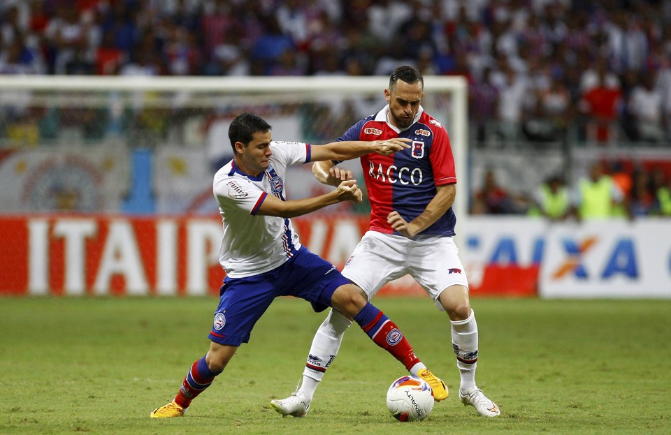 Meia Rafael Costa na derrota do Paraná para o Bahia em Salvador | /Eduardo Martins | Ag. A Tarde