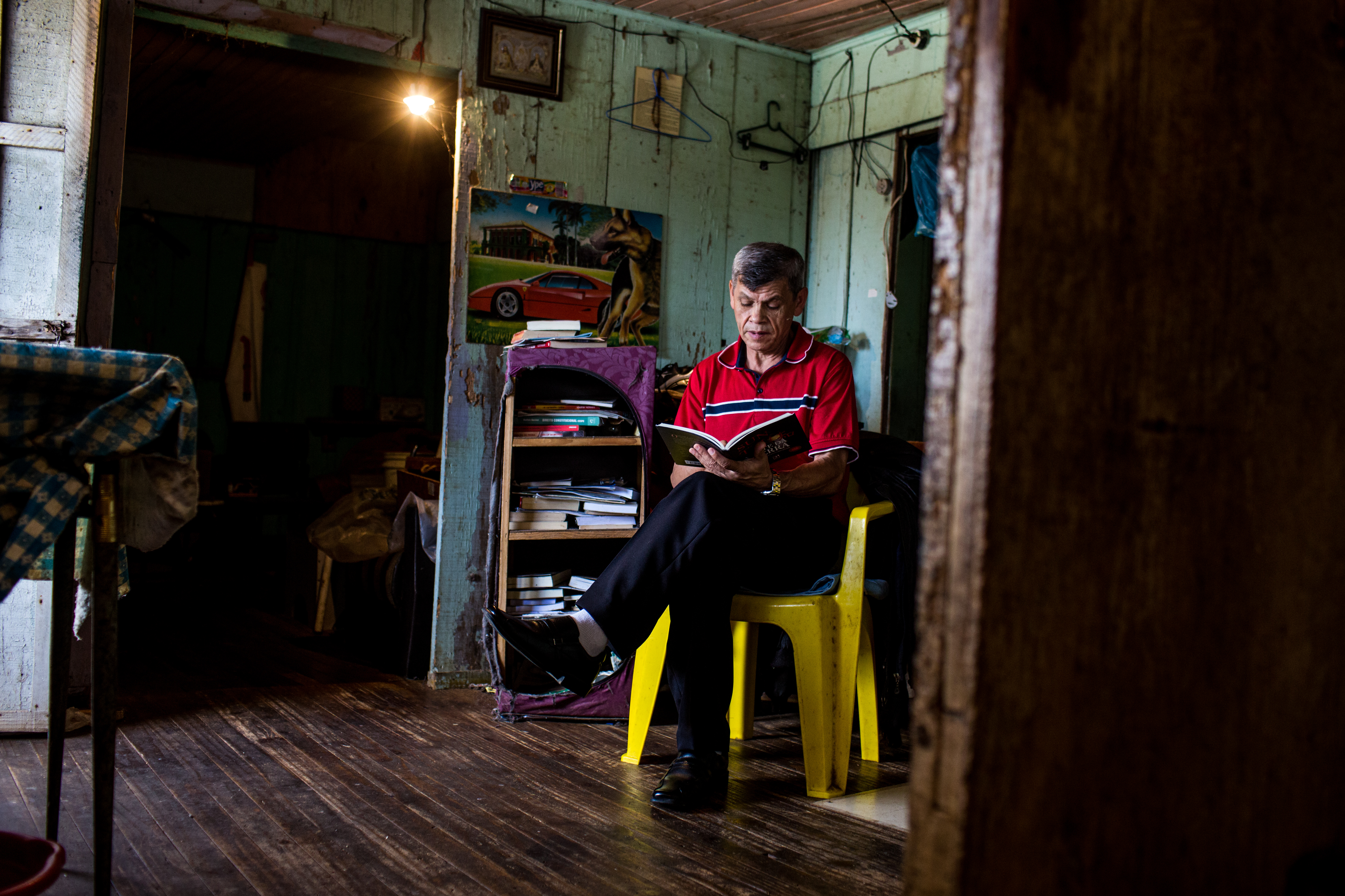 Alceu na sala de sua casa. A leitura, sempre presente na sua vida, foi o alento nos momentos de angústia e a definidora do seu caráter. | Brunno Covello/Gazeta do Povo