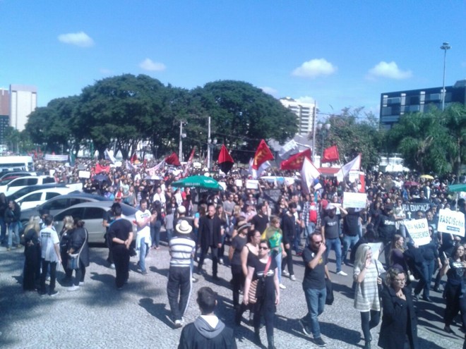 Passeata foi marcada pelas roupas pretas dos manifestantes. | Sharon Abdalla/Gazeta do Povo