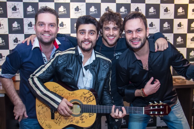 Charles Bonissoni (à esq.) e Thiago Pissaia (à dir.), sócios do Grupo Wood’s, ladeiam os galãs globais Guilherme Leicam e Ronny Kriwit na festa que lotou a Wood´s, sexta à noite | Foto: Guilherme Bressan