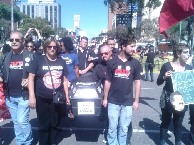 Caixão representou o luto diante dos confrontos no Centro Cívico na última semana. | 