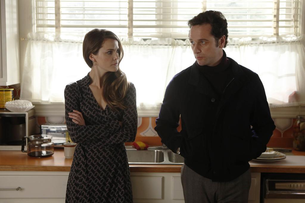 Keri Russell e Matthew Rhys são espiões russos capazes de serviços sujos que se disfarçam numa família suburbana, nos EUA. | Divulgação