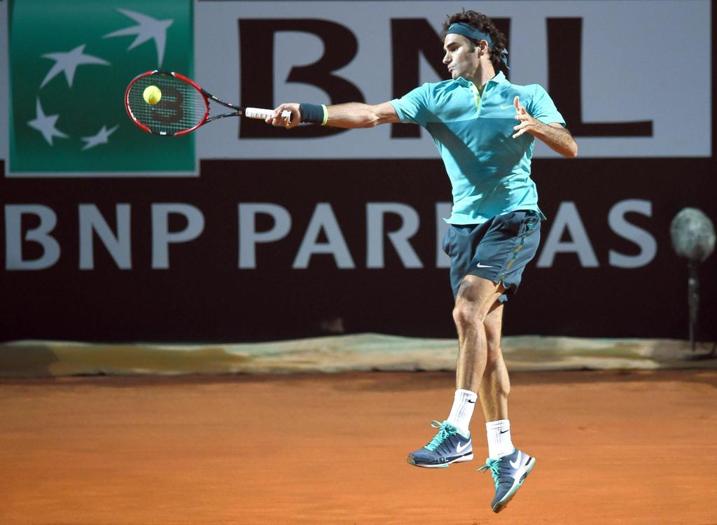 O suíço Roger Federer recebe a bola em partida contra Stan Wawrinka, que o levou à final em Roma | CLAUDIO ONORATI/EFE