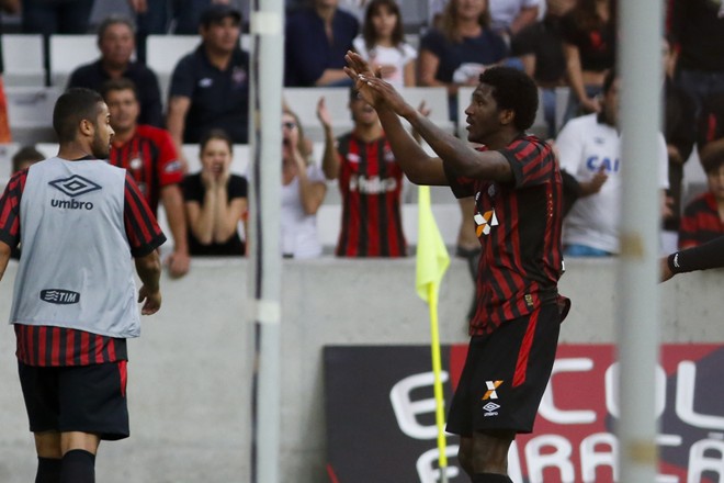 Coutinho corre para a galera rubro-negra. | Henry Milleo/Gazeta do Povo