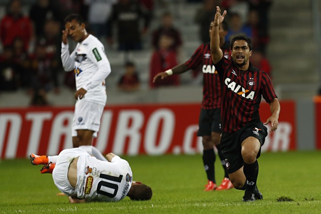 Meia Felipe reclama de falta marcada pela arbitragem. | Felipe Rosa/TRIBUNA DO PARANA