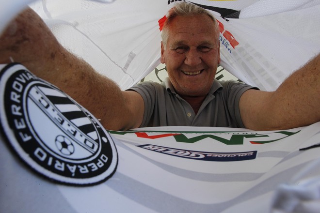 Paulo Davi Riffter, 65 anos, reclama do apetite do rival Coritiba: “Eles já tem 37. Deixa a gente ganhar um, pô”. | Jonathan Campos/Gazeta do Povo