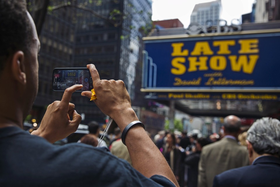 Fã fotografa letreiro antes do último programa de David Letterman | Lucas Jackson/Reuters