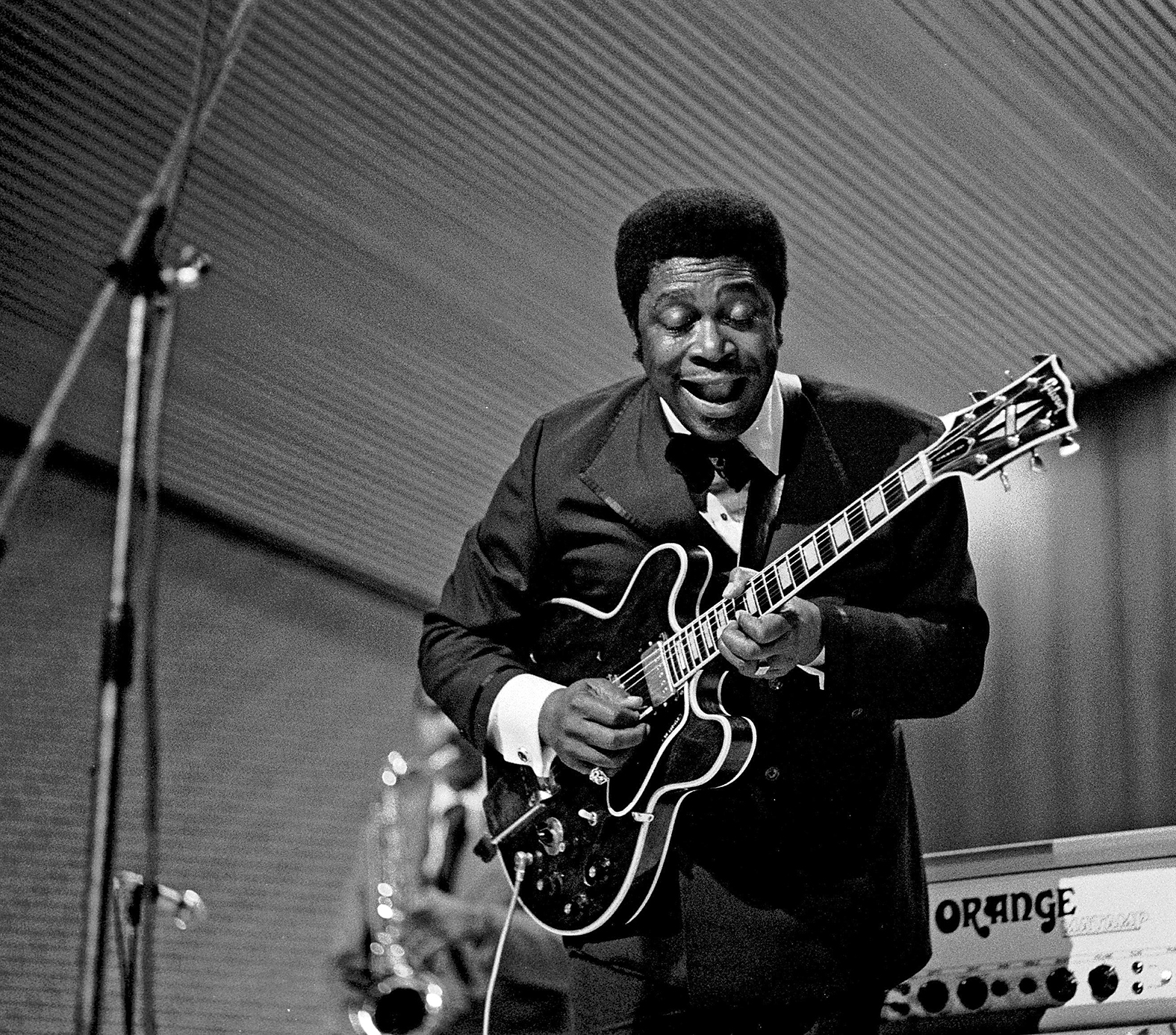 B.B. King numa apresentação de 1971 em Hamburgo, na Alemanha, acompanhado da guitarra Lucille. | Heinrich Klaffs/Creative Commons
