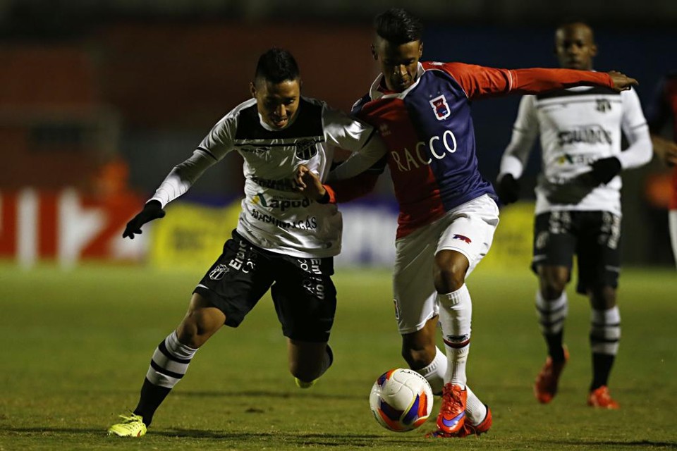 O atacante Henrique, do Paraná, marcou um golaço de letra para garantir a estreia vitoriosa do Tricolor contra o Ceará. | Felipe Rosa/Tribuna